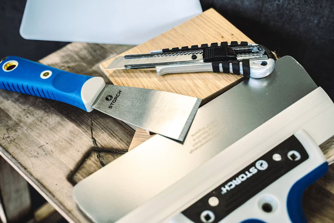Couteaux, spatules, grattoirs, cutters, ciseaux